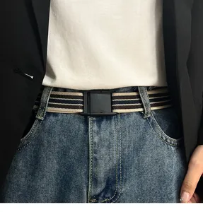Elastischer Taillengürtel mit schwarzer Schnalle, lässiges Jeans-Accessoire Nahansicht.