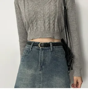 Cintura sottile in pelle elegante con fibbia ad ardiglione classica, ideale per jeans e gonne.
