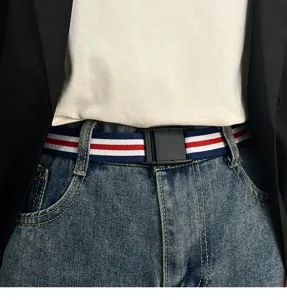 Detailansicht des blau-rot-weiß gestreiften Elastikgürtels zur Jeans für einen coolen Look.