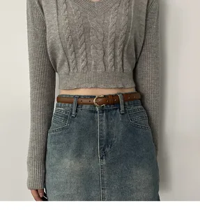 Cintura sottile in pelle con fibbia ad ardiglione dorata, accessorio perfetto per jeans.