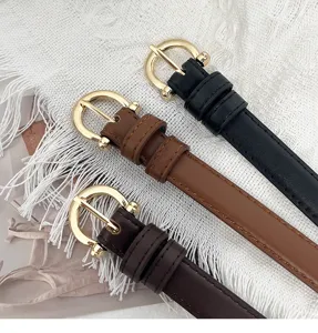 Cintura in pelle sottile classica con fibbia rotonda dorata, elegante accessorio.