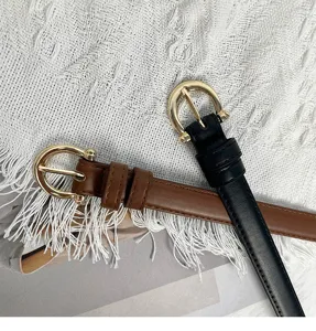Dettaglio di eleganti cinture in pelle casual con classiche fibbie ad ardiglione.