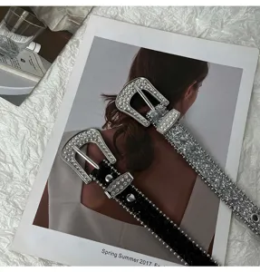 Detaillierte Nahaufnahme stilvoller Strass-Damen-Gürtel mit funkelnden Kristallschnalle.