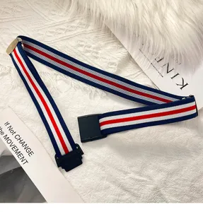 Detailansicht des elastischen Stretchgürtels mit klassischem rot-weiß-blauem Streifendesign.