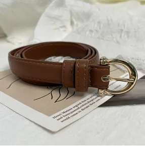 Cintura sottile in pelle marrone da donna con fibbia ad ardiglione dorata elegante dettaglio