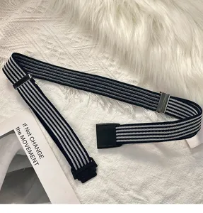 Gestreifter elastischer Gürtel mit schwarzer Schnalle und Metallverstellern für Jeans.