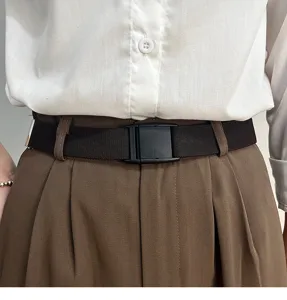 Detailansicht des elastischen Gürtels mit schwarzem Stretchband und Schnalle getragen.