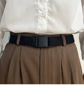 Nahaufnahme des schwarzen elastischen Stretchgürtels mit Schnalle an Hose, sauberes Detail.