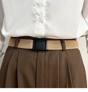 Nahaufnahme Detail des elastischen Stretchbundgürtels mit Schnalle an Freizeithosen.