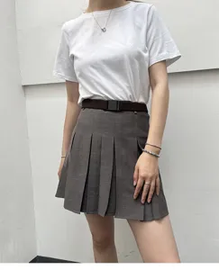 Vista detallada del cinturón de lona elástica casual con hebilla negra, combinado con estilo.
