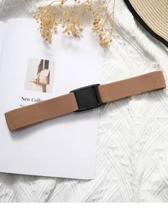 Cinturón de lona elástica informal con hebilla de plástico negro duradero para uso diario.