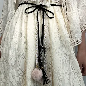 Ceinture tressée bohème avec pendentif pompon et nœud pour la mode féminine et les voyages