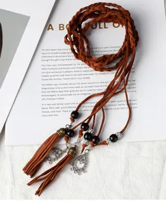 Ceinture tressée rétro pour robe de femme avec pampilles, perles en bois et pendentifs.