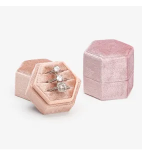 Scatola per anelli in morbido velluto esagonale rosa con dettagli interni e coperchio.