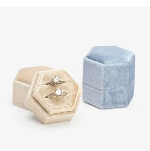 Dettaglio scatola per anelli in velluto esagonale, doppio slot beige e azzurro.