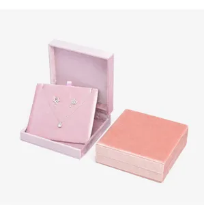 Portagioie in velluto rosa con espositore, elegante design quadrato per collane.
