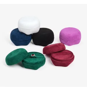 Vue détaillée de boîtes à bagues en velours coloré avec plusieurs options et texture douce.