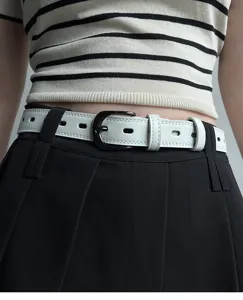 Cinturon de cuero blanco perforado para mujer con hebilla metalica negra estilo minimal