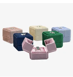 Detailansicht von luxuriösen Samt Ringboxen mit Doppeltür in verschiedenen bunten Farben.