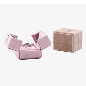 Nahaufnahme des luxuriösen rosa Samt-Doppelringetui im offenen Design mit Ringen.