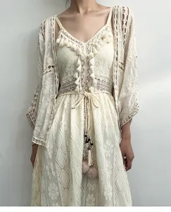 Robe longue vintage en dentelle bohème avec cardigan assorti et ceinture à franges élégante.