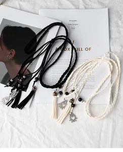 Ceinture tressée rétro avec glands, perles en bois et pendentifs métalliques pour robes.