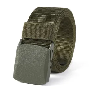Cinturón táctico de nailon duradero con hebilla de plástico, ideal para deportes al aire libre.