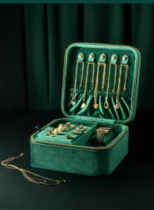 Grünes Samt Schmuckkästchen Detail mit Kettenhaken, Ringfächern und Uhrenaufbewahrung.