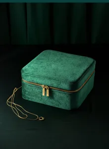 Dunkelgrüne Samt-Schmuckschatulle mit Gold-Reißverschluss, elegante Aufbewahrung für Ringe und Ketten.