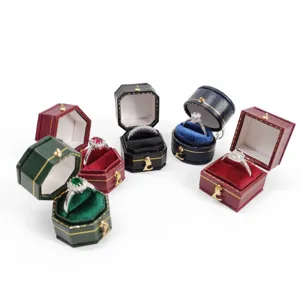 Scatola per anelli ottagonale vintage in velluto pelle per esposizione gioielli e oggetti.
