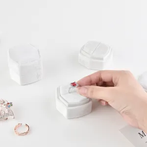 Portagioie per Anelli Esagonale Arrotondato Piccolo in Velluto Scatola di Esposizione per Conservazione Anelli Portatile Minimalista Per Matrimonio Regalo Donna