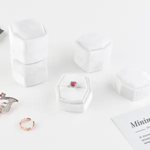 Scatola per gioielli in velluto bianco anello esagonale confezione regalo minimalista