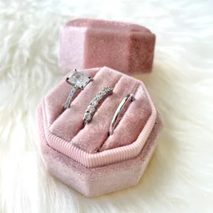 Boîte à bague en velours rose hexagonal pour fiançailles mariage et cadeau romantique.
