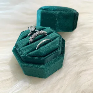 Coffret bague octogonal en velours luxueux à trois fentes avec alliances élégantes sur fourrure.