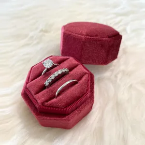 Boite a bague octogonale en velours de luxe avec trois fentes, emballage rouge pour bijoux.