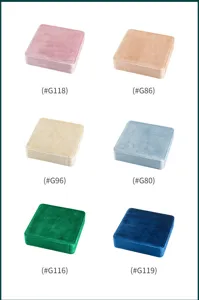 Quadratische Samt Schmuckschatulle für Ringe und Ketten, elegante mehrfarbige Aufbewahrung.