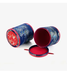 Vista detallada de la caja de almacenamiento de joyas cilíndrica de estilo tradicional chino.