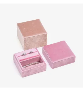 Samt quadratische Schmuckschatulle Detail, rosa Ringetui Display fuer kleine Accessoires.