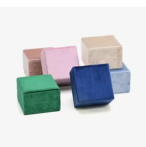 Detailaufnahme der Samt Ringbox im quadratischen Design, zeigt weiche Textur und Farbvielfalt.