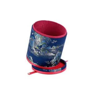 Caja de almacenamiento de joyas redonda estilo chino vintage brocado azul elegante.