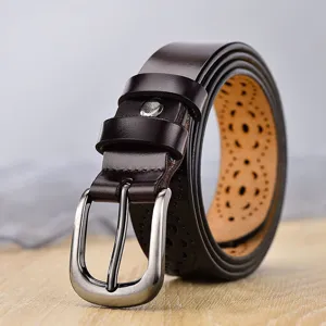 Dunkelbrauner Damen Loch-Ledergürtel gerollt auf Holztisch, stilvolles Taillen-Accessoire.