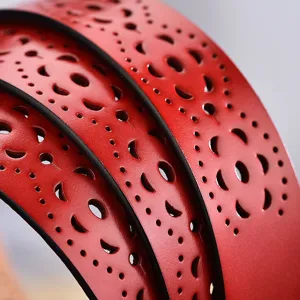 Roter Damen Ledergürtel mit Lochmuster, stilvolles Accessoire für Hosen und Kleider.