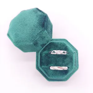 Groene fluwelen achthoekige ringdoos met twee sleuven voor bruiloft en sieradenopslag.