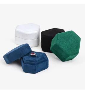 Dettaglio scatola porta anelli in velluto esagonale, materiale morbido, vari colori.
