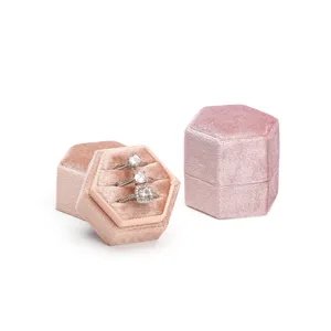 Set di scatole per anelli esagonali in velluto rosa con design aperto e chiuso per proposte.