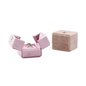 Rosa Samt Doppelring Schatulle mit Metallverschluss, elegante Schmuckverpackung für Hochzeit.