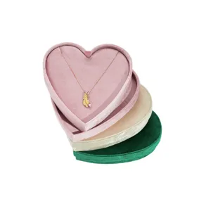 Coffret à bijoux en velours en forme de cœur avec collier pendentif plume, beau design.