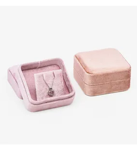 Caja de joyería de terciopelo rosa cuadrado con collar detalle, elegante organizador suave.