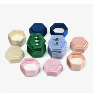 Boîte à bague en velours hexagonale en détail, montrant plusieurs couleurs et texture douce.