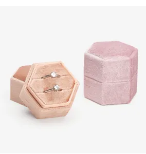 Écrin à bague hexagonal en velours pour mariage présentation de bijoux et rangement.
